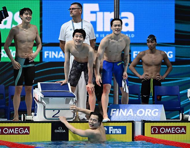 한국 남자 계영 800m 대표팀이 세계선수권 예선 경기 후 기록을 확인하며 기뻐하고 있다.(사진=AFPBBNews)