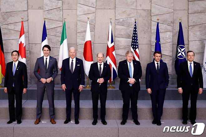 조 바이든 미국 대통령 등 G7 정상들이 24일(현지시간) 벨기에 브뤼셀의 나토 본부에서 러시아의 우크라이나 침공을 논의하는 나토 정상회의에 앞서 단체 사진을 찍고 있다.  2022.03.24 © 로이터=뉴스1 © News1 우동명 기자