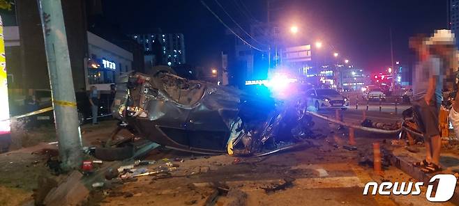 지난 11일 오후 8시58분쯤 충북 청주시 흥덕구 강서동 강서로에서 경찰차와 SUV차량이 충돌하는 사고가 발생했다. 이 사고로 SUV차량이 전복되면서 2명이 숨지고, 3명이 다쳤다.(독자제공)./© News1