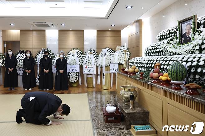 윤석열 대통령이 23일 송파구 서울아산병원에 마련된 조순 전 경제부총리의 빈소를 찾아 조문하고 있다. (대통령실 제공) 2022.6.23/뉴스1 © News1 안은나 기자