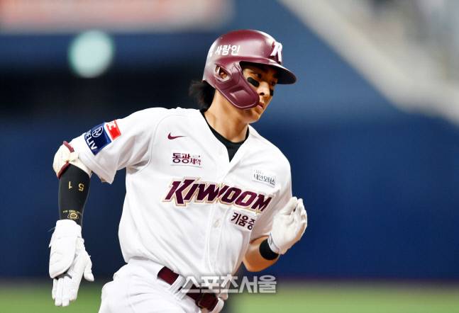 키움 이정후가 15일 고척스카이돔에서 열린 2022 KBO리그 두산전에서 8회말 투런 홈런을 터뜨린 후 베이스를 돌고 있다. 고척 | 강영조기자kanjo@sportsseoul.com