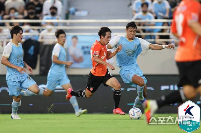 제주 김범수(가운데)가 21일 대구전에서 드리블을 시도하고 있다. 제공 | 한국프로축구연맹