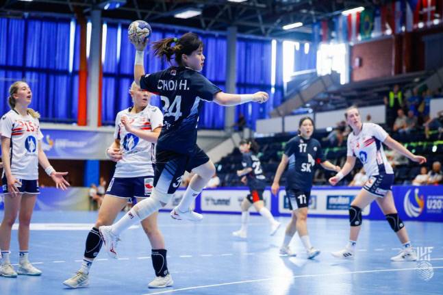 한국 여자주니어 핸드볼대표팀 최한솔(가운데)이 23일(한국시간) 슬로베니아 첼레에서 열린 제23회 세계선수권대회(U-20) 노르웨이와 1차전에서 슛하고 있다. 사진제공 | 대한핸드볼협회