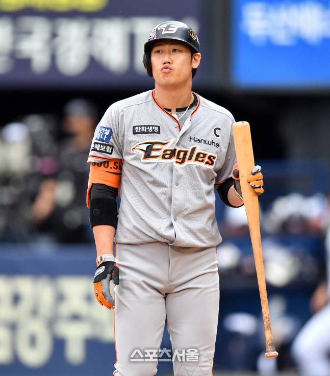 한화 6번타자 하주석이 7일 잠실야구장에서 열린 2022프로야구 두산베어스와 한화이글스의 경기 1회초 2사 만루에서 삼진아웃으로 물러나고 있다. 2022.6.7.잠실 | 강영조기자kanjo@sportsseoul.com