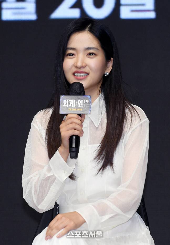 배우 김태리가 23일 서울 영등포구 콘래드서울호텔에서 진행된 영화 ‘외계+인 1부’ 제작보고회에서 사회자의 질문에 답을 하고 있다. 2022. 6. 23. 박진업기자 upandup@sportsseoul.com