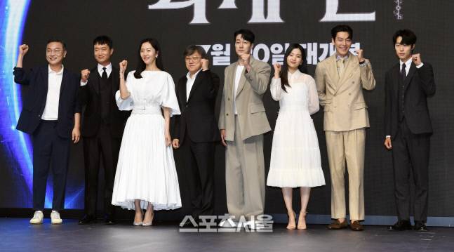 23일 서울 영등포구 콘래드서울호텔에서 진행된 영화 ‘외계+인 1부’ 제작보고회에서 출연 배우들이 취재진을 향해 포즈를 취하고 있다. 왼쪽부터 김의성, 조우진, 염정아, 최동훈 감독, 소지섭, 김태리, 김우빈, 류준열. 2022. 6. 23. 박진업기자 upandup@sportsseoul.com