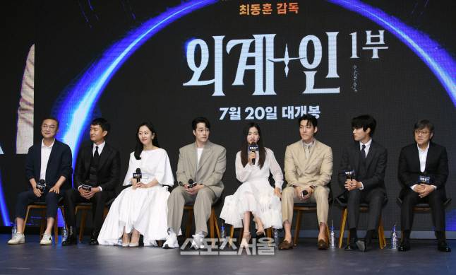 23일 서울 영등포구 콘래드서울호텔에서 진행된 영화 ‘외계+인 1부’ 제작보고회에서 출연 배우들이 사회자의 질문에 답을 하고 있다. 2022. 6. 23. 박진업기자 upandup@sportsseoul.com