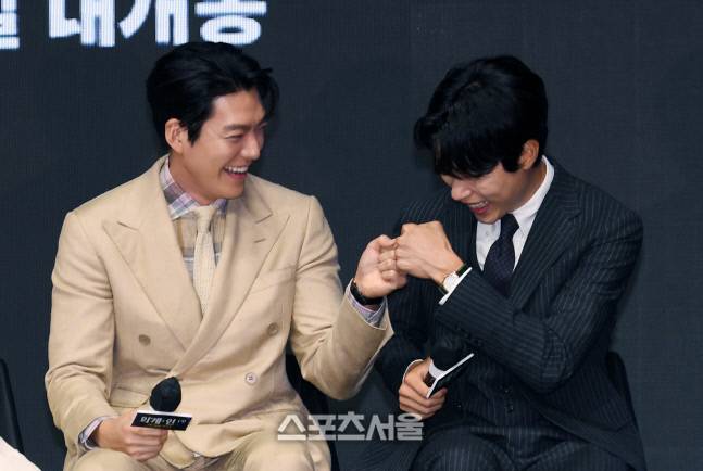 배우 김우빈(왼쪽)과 류준열이 23일 서울 영등포구 콘래드서울호텔에서 진행된 영화 ‘외계+인 1부’ 제작보고회에서 주먹을 맞대고 있다. 2022. 6. 23. 박진업기자 upandup@sportsseoul.com
