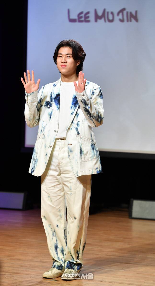 싱어송라이터 이무진이 23일 일지아트홀에서 첫번째 미니앨범 ‘Room Vol.1’ 쇼케이스를 열고 자신의 이야기를 펼쳤다. 사회맡은 주긍정.‘Room Vol.1’은 이무진의 삶 속에서 느꼈던 이야기들과 그 후 하게 될 이야기들을 ‘자취방’이라는 모티브와 함께 담아내는 첫번째 앨범이다.2022.6.23.일지아트홀 | 강영조기자kanjo@sportsseoul.com