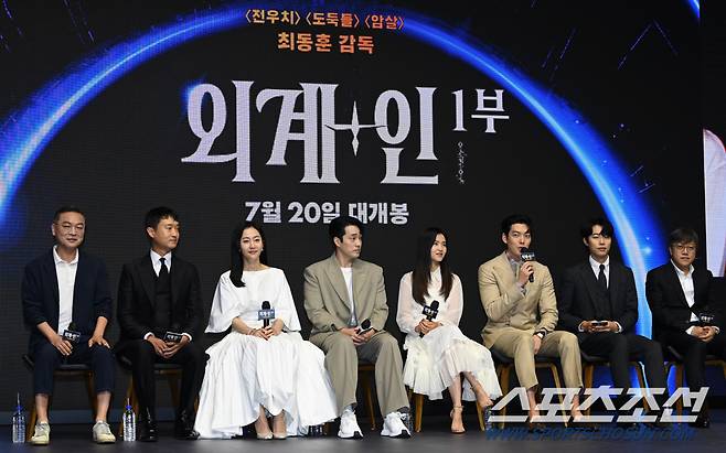 영화 '외계+인' 1부의 제작보고회가 23일 여의도 콘래드서울에서 열렸다. '외계+인' 1부는 고려 말 소문 속의 신검을 차지하려는 도사들과 2022년 인간의 몸 속에 수감된 외계인 죄수를 쫓는 이들 사이에 시간의 문이 열리며 펼쳐지는 이야기를 그린 영화다. 인사말을 하는 김우빈의 모습. 허상욱 기자wook@sportschosun.com/2022.06.23/