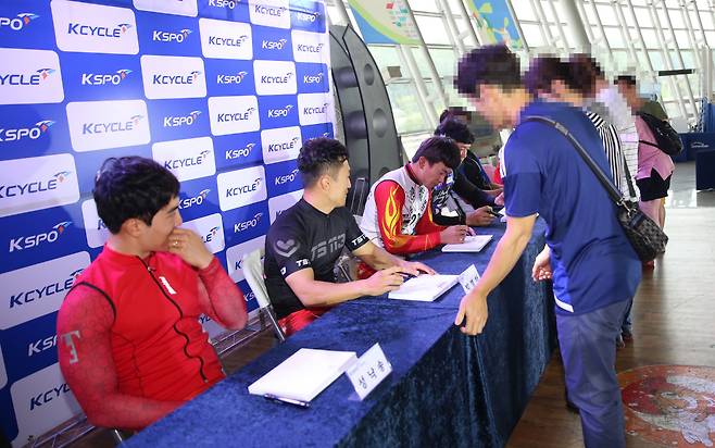 지난 2017년 스피돔라운지에서 진행된 경륜 왕중왕전 결승 진출선수들의 팬 사인회 장면. 사진제공=건전홍보팀