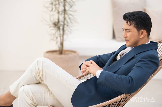 Credits&nbsp;: 인터뷰 조윤예,&nbsp;포토그래퍼 김정광(뮤아스튜디오),&nbsp;드레스 아이테오,&nbsp;슈트 스플렌디노,&nbsp;한복 규중칠우, 헤어 하이 메이크업 방선화 이가희(김청경),&nbsp;스타일리스트 정민경(퍼스트비주얼),&nbsp;웨딩디렉터 봉드(해피메리드컴퍼니),&nbsp;제품협찬 디바이디, 이로스타일,&nbsp;뱌슐, 소피아그레이스,&nbsp;플라워 쇼위플라워