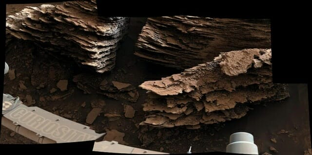 이번 달 2일 샤프산에서 포착된 겹겹이 쌓여 있는 부서지기 쉬운 암석의 모습 (사진=NASA/JPL-칼텍/MSSS)