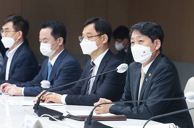 안덕근 산업통상자원부 통상교섭본부장(오른쪽)이 6월 23일 서울 대한상공회의소에서 IPEF 민관전략회의 전체회의를 주재하고 있다. / 산업통상자원부