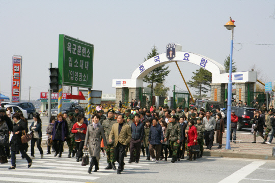 육군훈련소는 29일부터 2020년 2월 중단됐던 영외면회를 개재키로 결정했다. 사진은 훈련병과 가족들이 영외면회를 하러가는 장면. 사진=논산시 제공
