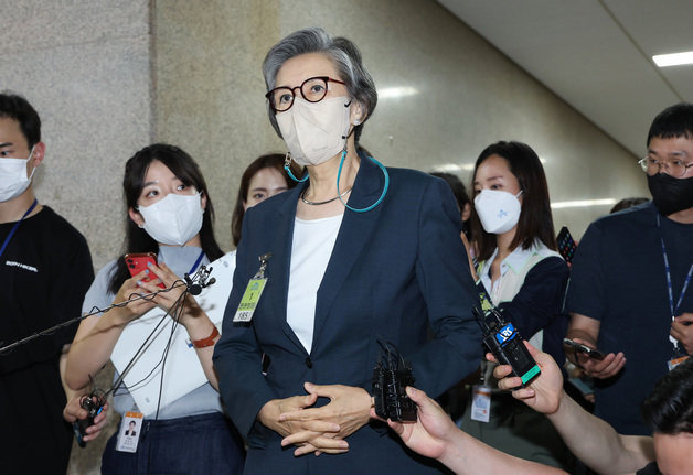 이양희 국민의힘 윤리위원장이 22일 오후 서울 여의도 국회에서 열린 이준석 당대표의 성 상납 증거인멸교사 의혹에 대한 윤리위원회 회의 도중 잠시 나와 취재진 질문에 답변하고 있다. 공동취재