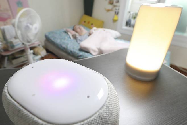 중증장애인 A씨가 KT AI 케어서비스를 통해 음성명령만으로 가전을 제어하고 있다.