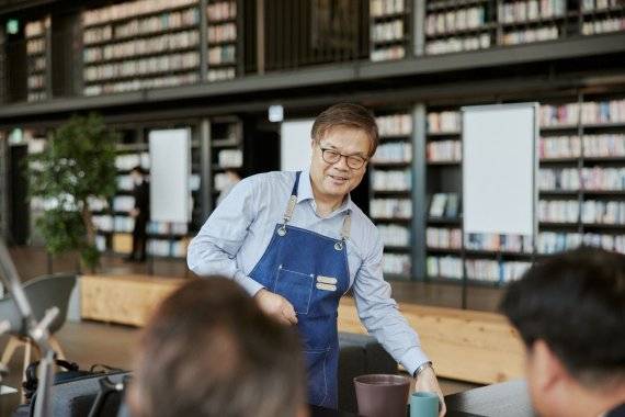 오익근 대신증권 대표이사가 지난 22일 서울 중구 그룹 본사인 '대신343(Daishin 343)'에서 드립커피를 내려 주며 임직원들과 소통하는 시간을 갖고 있다. 대신증권 제공