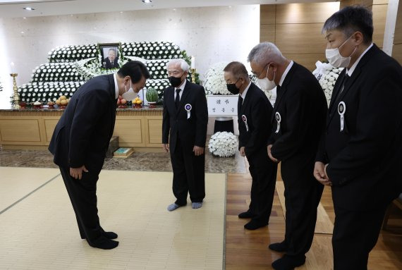 윤석열 대통령이 23일 오후 서울 송파구 서울아산병원 장례식장에 마련된 고 조순 전 경제부총리 빈소를 찾아 조문하고 있다. (사진=대통령실 제공) /사진=뉴시스화상