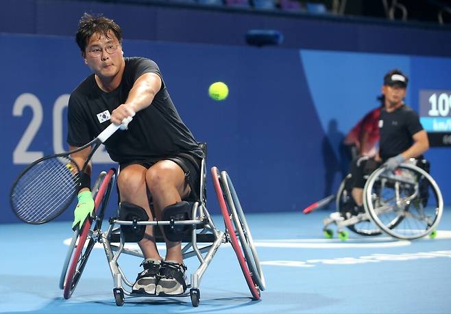 작년 9월 열린 도쿄패럴림픽 휠체어테니스 쿼드 종목 복식 경기에서 왼손으로 경기를 했던 김명제. 대한장애인체육회 제공