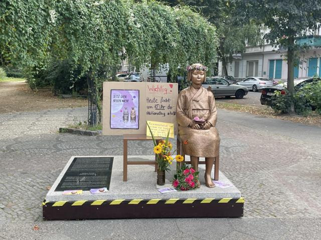 독일 베를린시 미테구청은 지난해 9월 2일 현지 시민단체 코리아협의회에 보낸 서한에서 소녀상이 미테구 모아비트지역 비르켄가에 머물 수 있도록 하는 특별허가를 내년 9월 28일까지 1년 연장하기로 지난달 17일 회의에서 의결했다고 밝혔다. 사진은 독일 미테구 모아비트지역에 설치된 베를린 평화의 소녀상. 베를린=연합뉴스