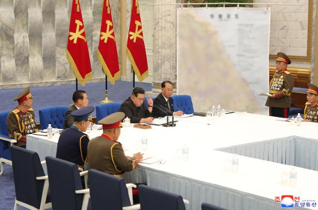 리태섭 북한 인민군 총참모장이 22일 노동당 중앙군사위원회 회의에서 동해안 남측 일대가 그려진 작전지도를 걸어놓고 김정은 국무위원장 등에게 설명하고 있다. 평양=조선중앙통신 연합뉴스