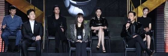 22일 제작발표회에서 배우 박해수(오른쪽에서 둘째)는 ‘오징어게임’ 성적과 비교에 대해 “저희끼리 경쟁하기보다는 좋은 아티스트들이 먼저 갔던 길을 가는 것”이라고 말했다. [연합뉴스]