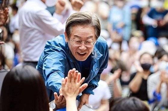 이재명 민주당 의원이 지난 18일 인천 계양구 계양산 야외공연장에서 열린 '이재명과 위로걸음' 행사에서 지지자들에게 인사하고 있다. [연합뉴스]