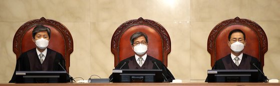 김명수 대법원장이 23일 오후 서울 서초구 대법원 대법정에서 전원합의체 선고를 앞두고 배석해 있다. 뉴스1