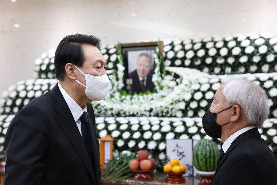 윤석열 대통령이 23일 저녁 조순 전 경제부총리의 빈소를 직접 찾아 조문하고 있다. [사진 대통령실 제공]