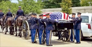 윌리엄 웨버 미국 예비역 대령의 운구 행렬이 22일(현지시간) 버지니아주 알링턴 국립묘지에서 의장대 인도로 안장식장으로 향할 채비를 하고 있다.