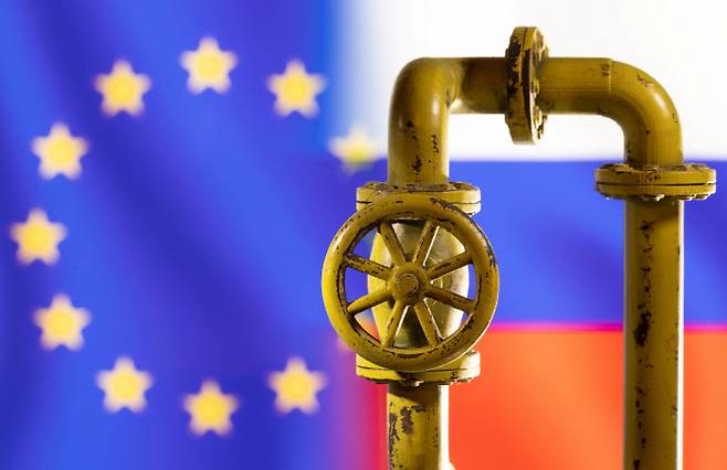 유럽연합과 러시아 깃발을 배경으로 천연가스 파이프가 놓여 있다. 로이터연합뉴스
