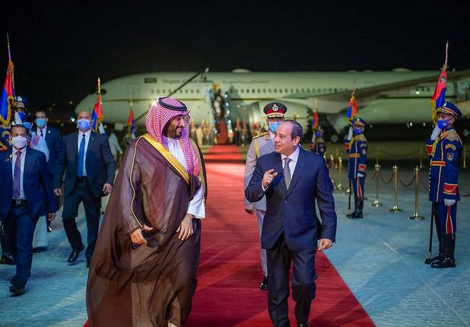 무함마드 빈살만 사우디아라비아 왕세자가 20일(현지시간) 이집트 카이로공항에 도착한 뒤 압델 파타 엘시시 이집트 대통령을 만나 대화하고 있다. 카이로|로이터연합뉴스
