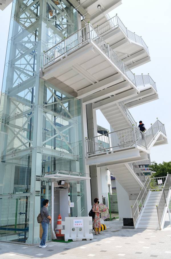 지난 22일 부산 북구 금빛노을브릿지로 향하는 승강기가 작동하지 않아 시민이 불편을 겪고 있다. 여주연 기자 yeon@