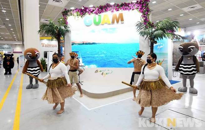 23일 서울 강남구 코엑스 A홀에서 열린 제37회 서울국제관광전에서 괌 전통복장의 무용수들이 전통 춤을 선보이고 있다.