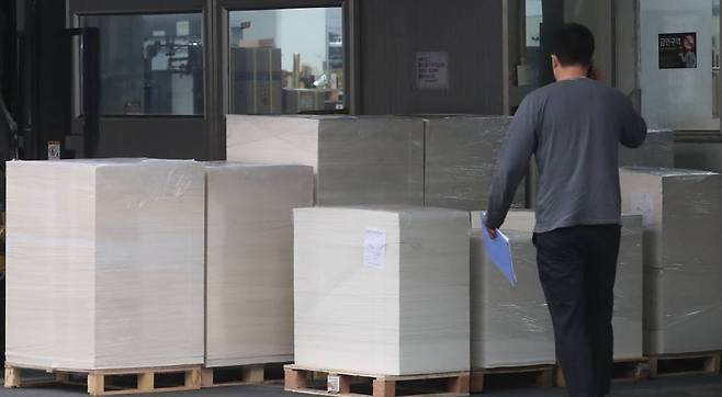 경기 파주 출판단지 내 쌓여있는 제지./사진=뉴스1