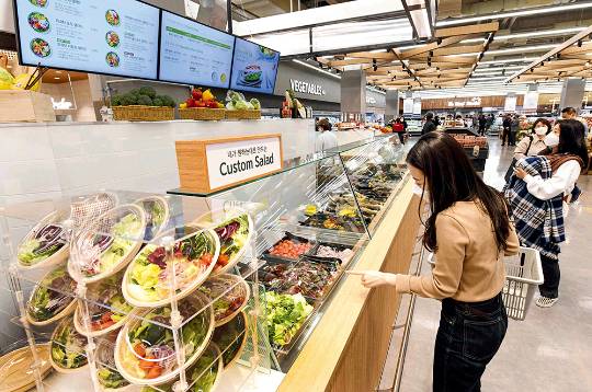 MBK파트너스는 차입금 상환 등을 위해 부동산 장사에만 치중한다는 지적을 받아왔다. 사진은 홈플러스 메가푸드마켓에서 소비자가 제품을 고르고 있는 모습. /사진=홈플러스