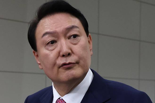 윤석열 대통령이 경찰 고위직 인사가 2시간 여만에 번복된 사태에 대해 "아주 중대한 국기문란"이라며 강경한 입장을 표했다. 사진은 윤 대통령이 23일 서울 용산 대통령실 청사로 출근하며 취재진 질문에 답하는 모습. /사진=뉴시스