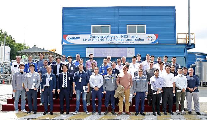 대우조선해양이 액화천연가스(LNG) 처리 기술과 스마트십 솔루션에 대한 시연회를 진행했다. 사진은 시연회에 참석한 대우조선해양, 선주, 선급 관계자. /사진=대우조선해양 제공