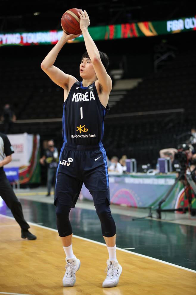 이현중(데이비슨대)이 24일(한국시각) 미국프로농구(NBA) 무대에 도전한다. 사진은 지난해 2020 도쿄올림픽 최종예선 베네수엘라전에서 슛하는 이현중. /사진=뉴스1(대한민국농구협회 제공)