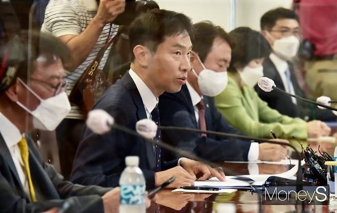 이복현 금감원장이 20일 서울 중구 명동1가 은행연합회에서 국책은행을 제외한 17개 은행과 취임 이후 첫 간담회를 갖고 있다./사진-임한별 기자