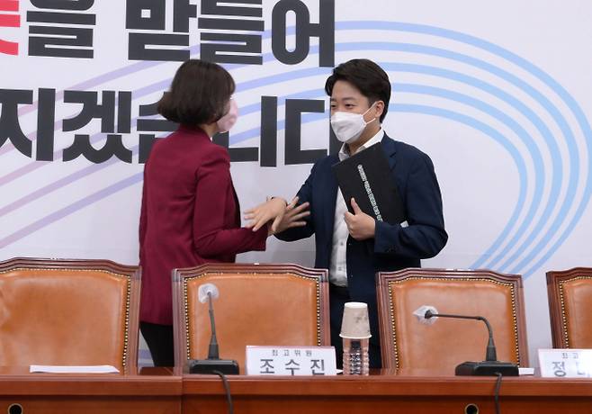 23일 서울 여의도 국회에서 열린 국민의힘 최고위원회의에서 이 대표가 회의장으로 들어오면서 배 최고위원의 악수를 거부하는 모습이 카메라에 포착됐다. /사진=뉴시스