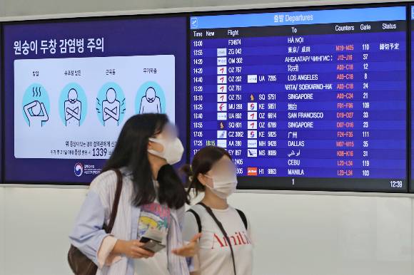 지난 22일 국내 첫 원숭이두창 확진자가 보고됐다. 23일 인천공항 제1터미널 출국장 모니터에 원숭이두창 감염병 주의 안내 화면이 나오고 있다./사진=뉴스1