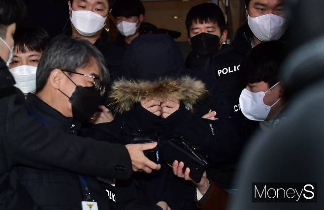 직원의 몸에 막대를 넣어 엽기적 폭행으로 숨지게 한 혐의를 받는 어린이 스포츠센터 대표가 징역 25년을 선고한 1심 판결에 불복해 항소했다. 사진은 A씨가 지난 1월 서울 서대문경찰서에서 검찰로 송치되는 모습. /사진=임한별 기자