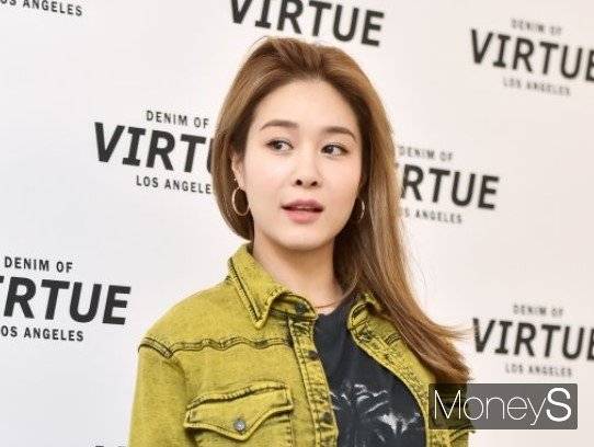 뮤지컬 1세대 배우들이 캐스팅 논란에 목소리를 높인 가운데 옥주현이 새로운 입장을 밝힐지 귀추가 주목된다. 사진은 2019년 9월 경기 성남시 분당구 현대백화점 판교점에서 '데님오브벌츄' 국내 첫 단독매장 오픈 기념 행사에 참석한 뮤지컬배우 옥주현. /사진=임한별 기자