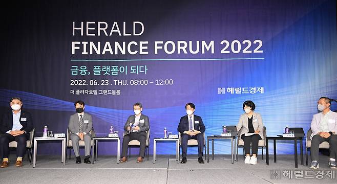 헤럴드 금융포럼 2022이 '금융, 플랫폼이 되다'를 주제로 23일 서울 중구 더 플라자호텔 그랜드볼룸에서 열린 가운데 가 토론이 진행되고 있다. 임세준 기자