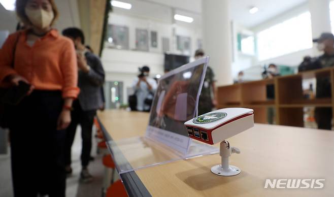 [이천=뉴시스] 추상철 기자 = 신축 국군교도소 준공식을 사흘 앞두고 사전 브리핑 행사가 열린 지난 20일 오전 경기 이천시 국군교도소 수용동에  보안장비가 전시돼 있다. 2022.06.23. scchoo@newsis.com