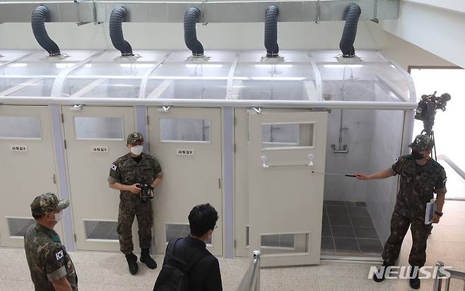 [이천=뉴시스] 추상철 기자 = 신축 국군교도소 준공식을 사흘 앞두고 사전 브리핑 행사가 열린 지난 20일 오전 경기 이천시 국군교도소 수용동에서 군 관계자가 샤워실에 대한 설명을 하고 있다. 2022.06.23. scchoo@newsis.com
