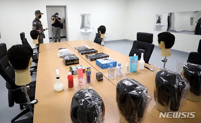 [이천=뉴시스] 추상철 기자 = 신축 국군교도소 준공식을 사흘 앞두고 사전 브리핑 행사가 열린 지난 20일 오전 경기 이천시 국군교도소 작업장이 공개되고 있다. 2022.06.23. scchoo@newsis.com