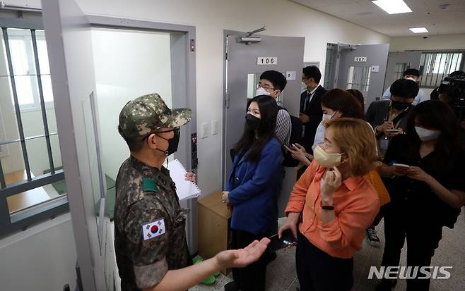 [이천=뉴시스] 추상철 기자 = 신축 국군교도소 준공식을 사흘 앞두고 사전 브리핑 행사가 열린 지난 20일 오전 경기 이천시 국군교도소 수용동에서 군 관계자가 수용시설에 대한 설명을 하고 있다. 2022.06.23. scchoo@newsis.com